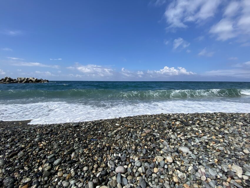 本当に拾えるの 富山県のヒスイ海岸で海水浴ついでにヒスイ拾いしてみた 参考になるかわからないブログ
